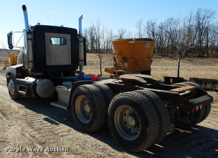 image for item DE6075 1987 Kenworth T600 semi truck