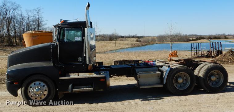 image for item DE6075 1987 Kenworth T600 semi truck