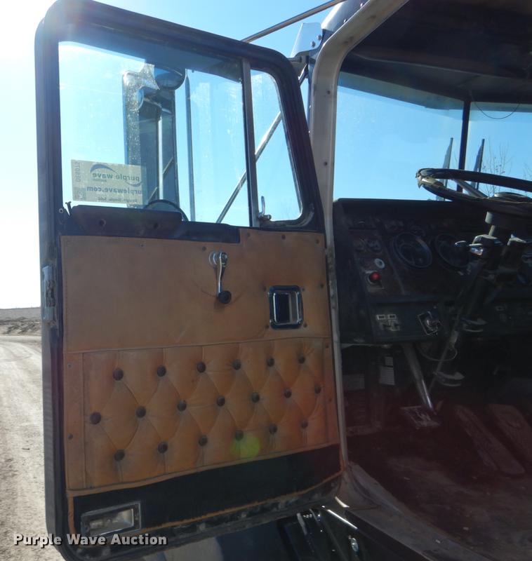 image for item DE6075 1987 Kenworth T600 semi truck