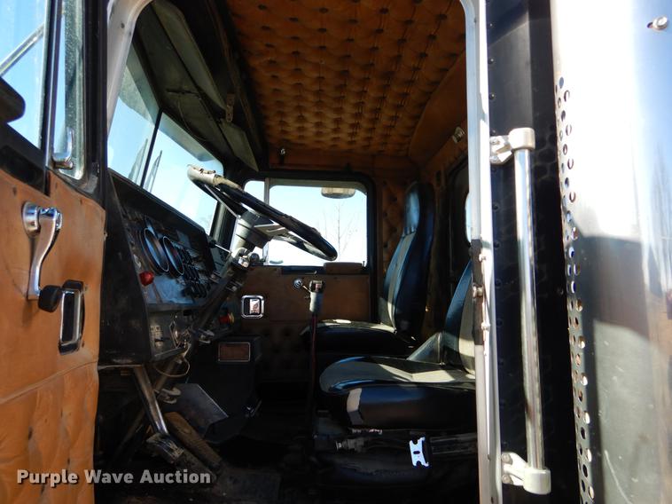 image for item DE6075 1987 Kenworth T600 semi truck