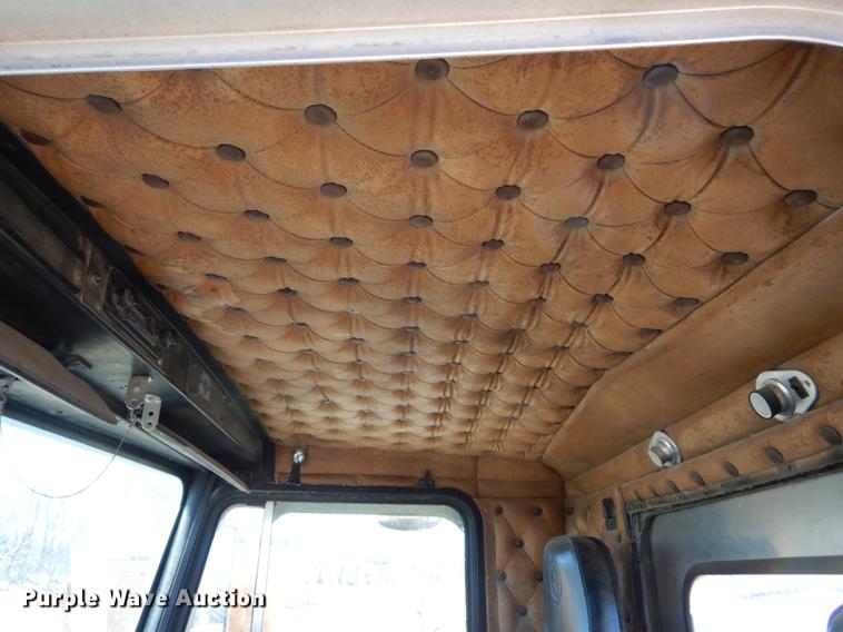 image for item DE6075 1987 Kenworth T600 semi truck