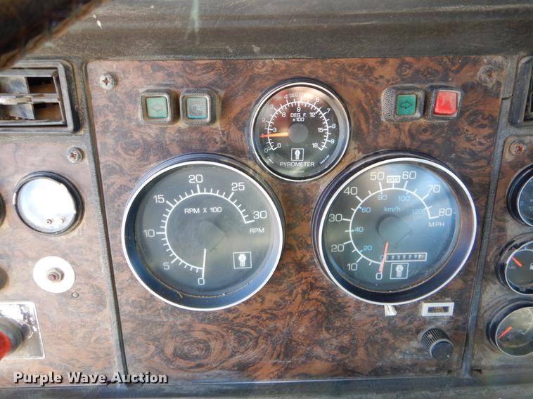 image for item DE6075 1987 Kenworth T600 semi truck