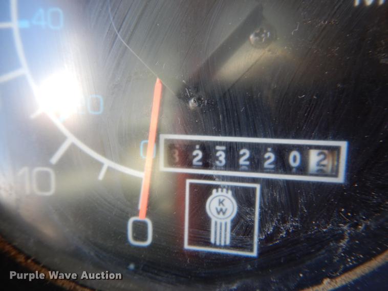 image for item DE6075 1987 Kenworth T600 semi truck