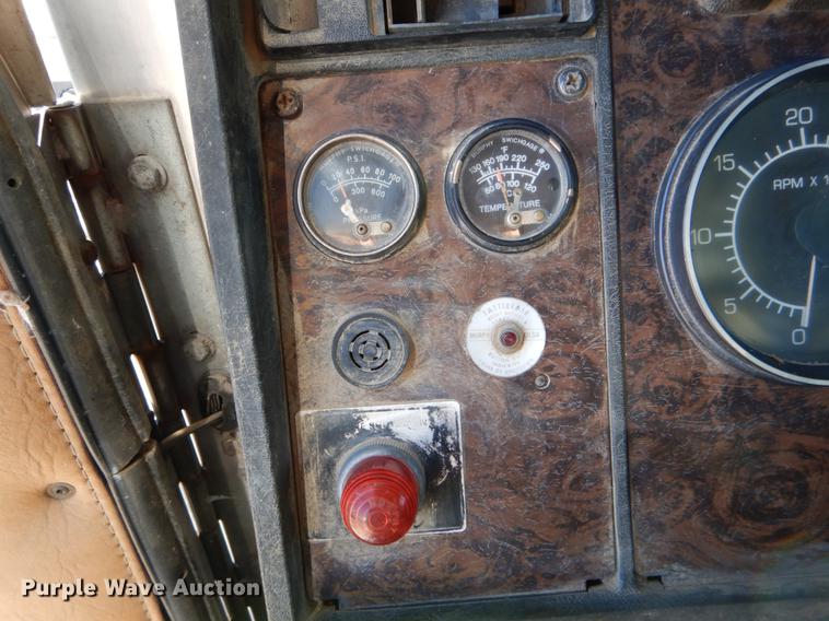 image for item DE6075 1987 Kenworth T600 semi truck