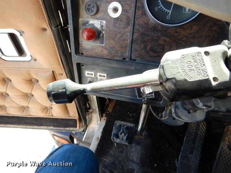 image for item DE6075 1987 Kenworth T600 semi truck