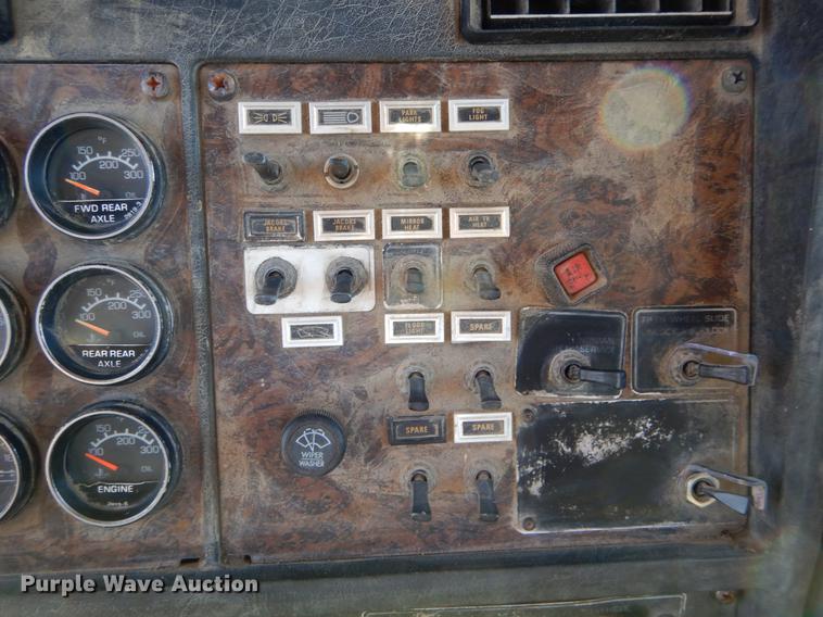 image for item DE6075 1987 Kenworth T600 semi truck