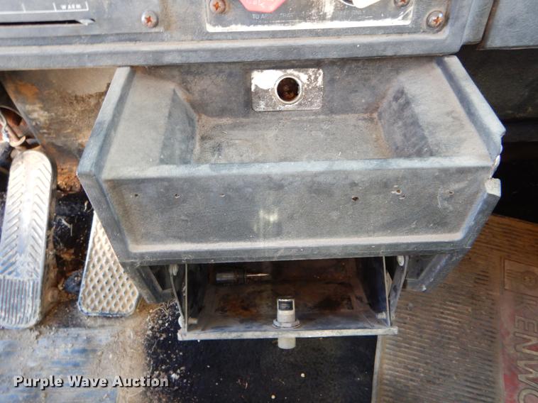 image for item DE6075 1987 Kenworth T600 semi truck