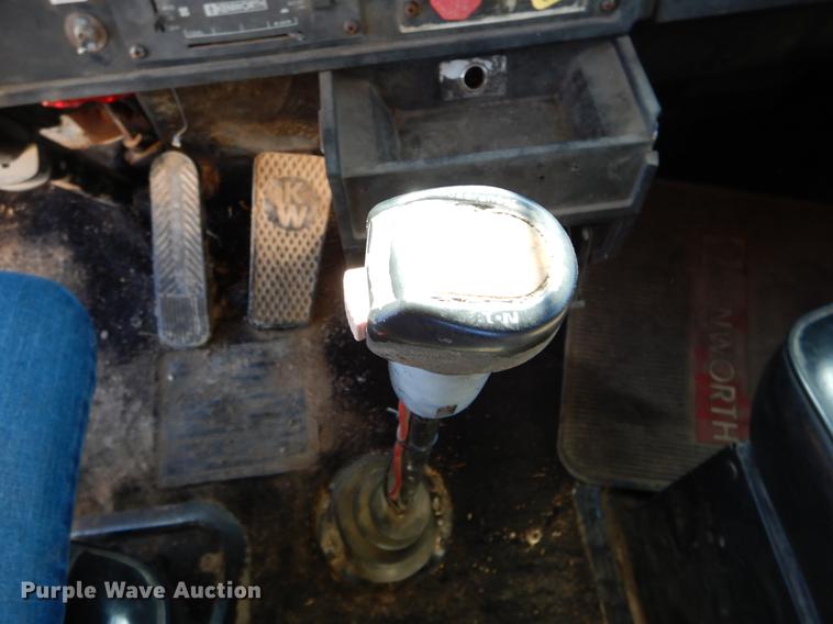 image for item DE6075 1987 Kenworth T600 semi truck