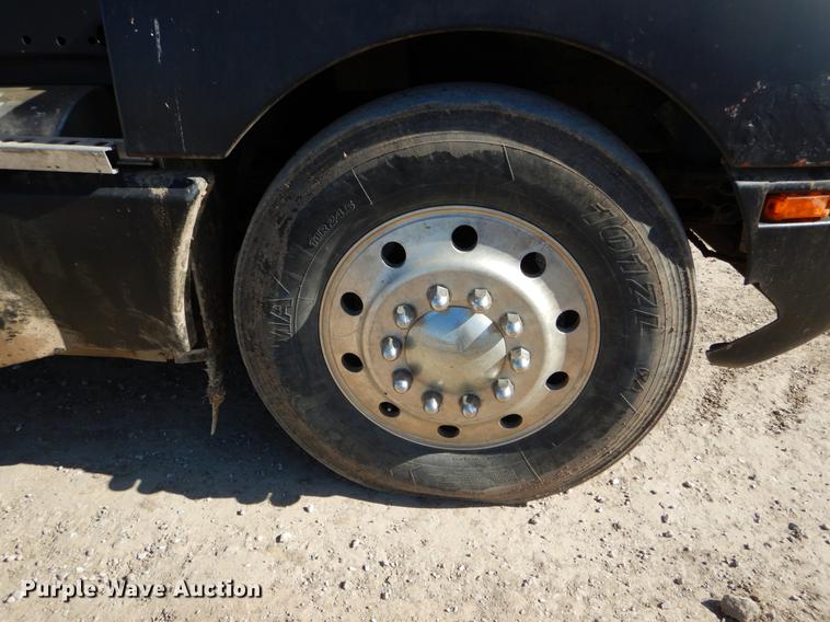 image for item DE6075 1987 Kenworth T600 semi truck