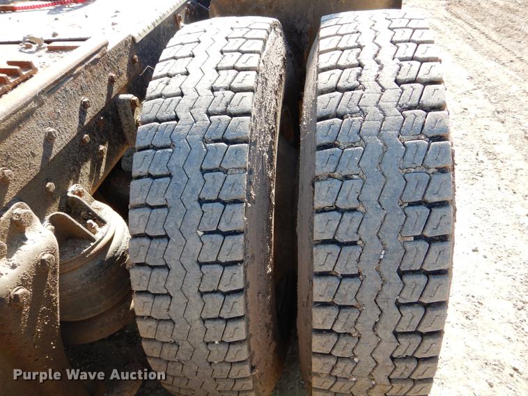 image for item DE6075 1987 Kenworth T600 semi truck