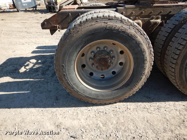 image for item DE6075 1987 Kenworth T600 semi truck