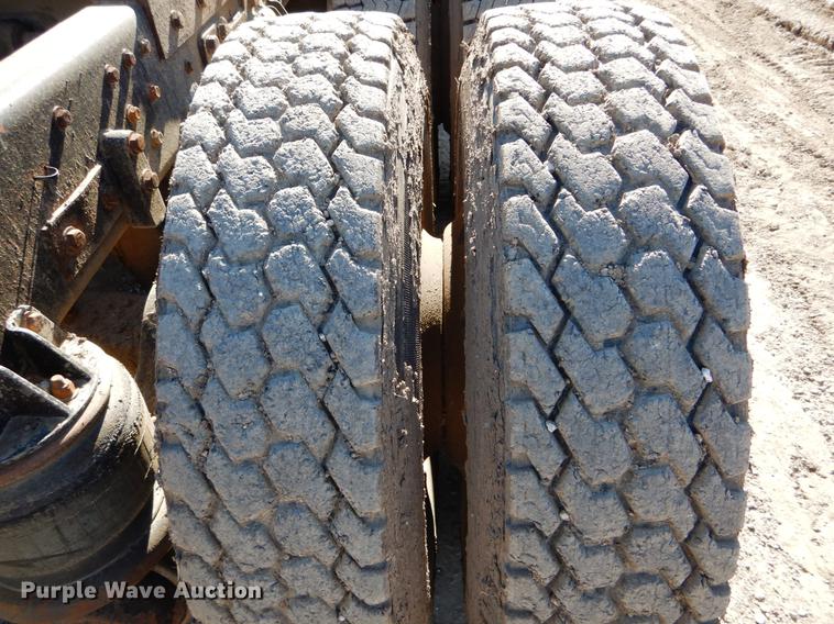 image for item DE6075 1987 Kenworth T600 semi truck