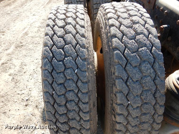 image for item DE6075 1987 Kenworth T600 semi truck