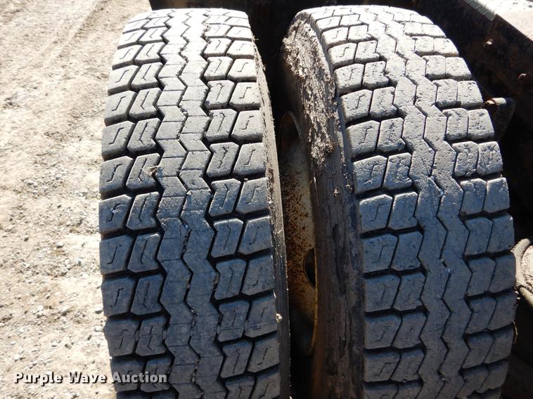 image for item DE6075 1987 Kenworth T600 semi truck