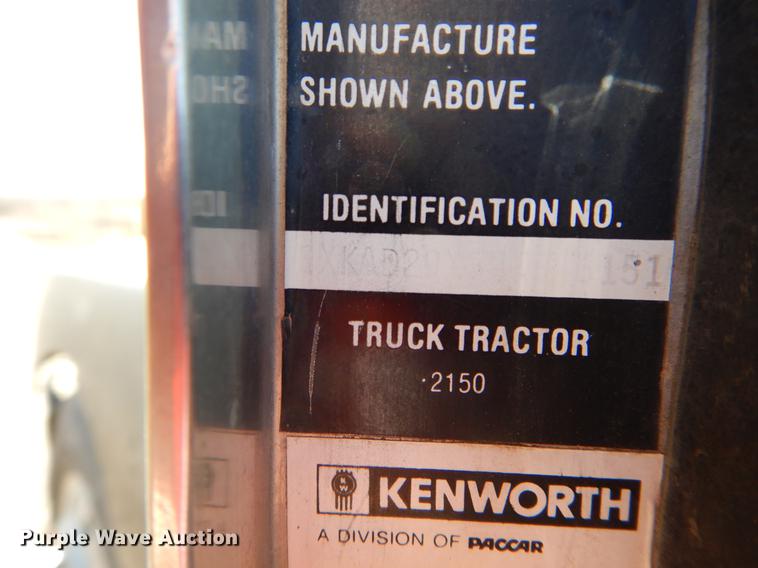 image for item DE6075 1987 Kenworth T600 semi truck