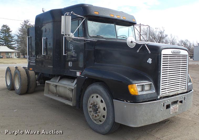 image for item DF2976 1999 Freightliner FLD semi truck