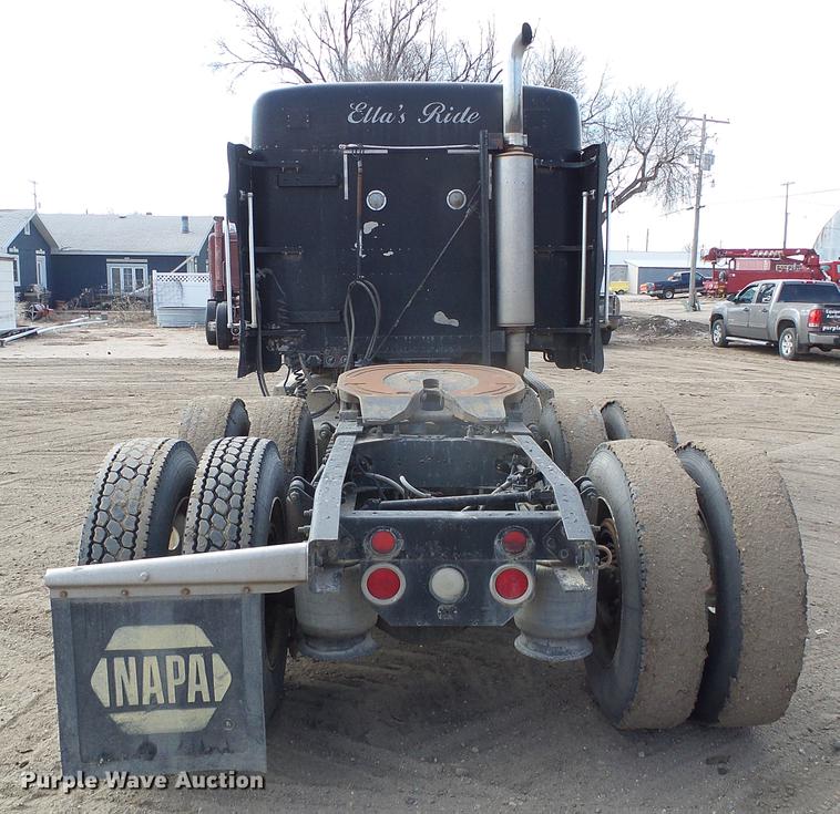 image for item DF2976 1999 Freightliner FLD semi truck