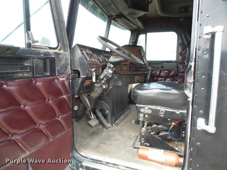 image for item DF2976 1999 Freightliner FLD semi truck