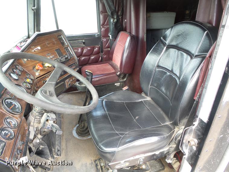 image for item DF2976 1999 Freightliner FLD semi truck