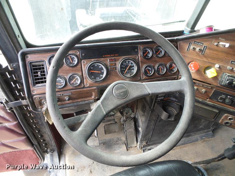 image for item DF2976 1999 Freightliner FLD semi truck