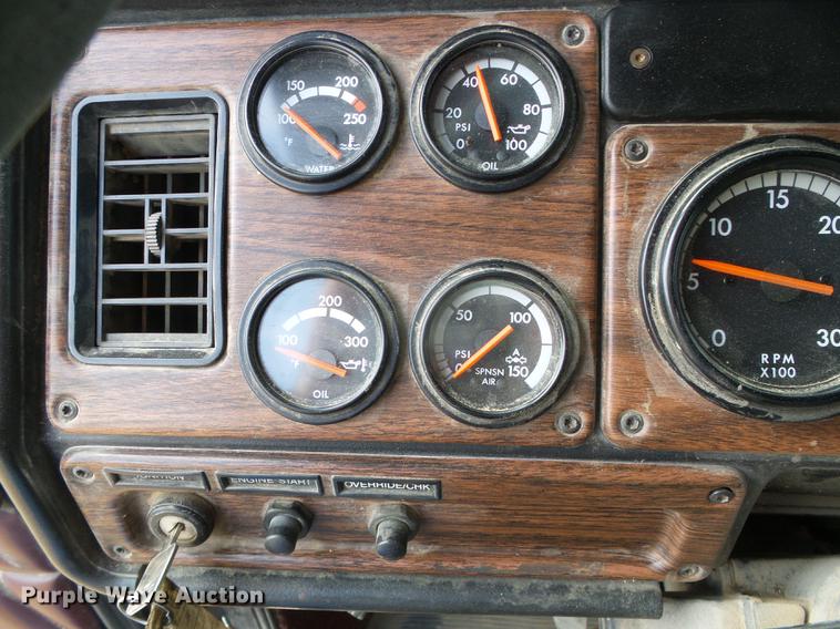 image for item DF2976 1999 Freightliner FLD semi truck