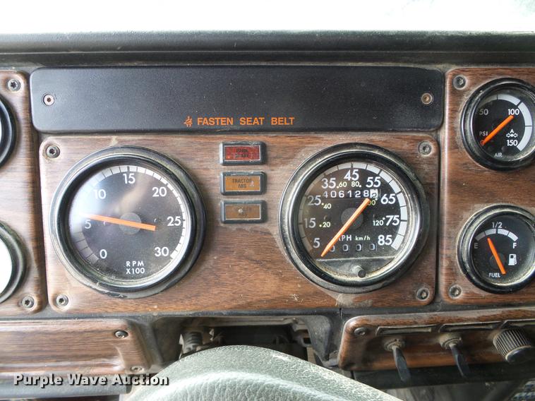 image for item DF2976 1999 Freightliner FLD semi truck