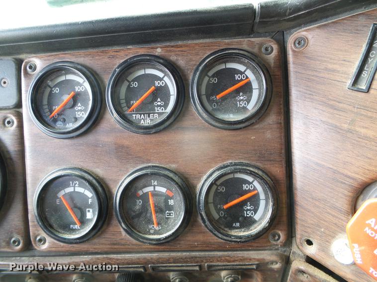 image for item DF2976 1999 Freightliner FLD semi truck