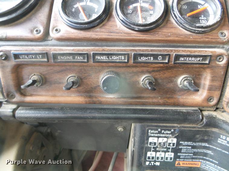 image for item DF2976 1999 Freightliner FLD semi truck