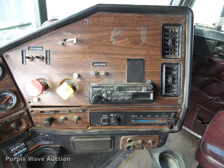 image for item DF2976 1999 Freightliner FLD semi truck