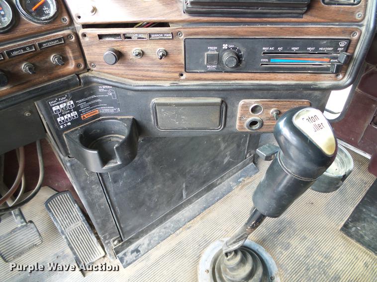 image for item DF2976 1999 Freightliner FLD semi truck