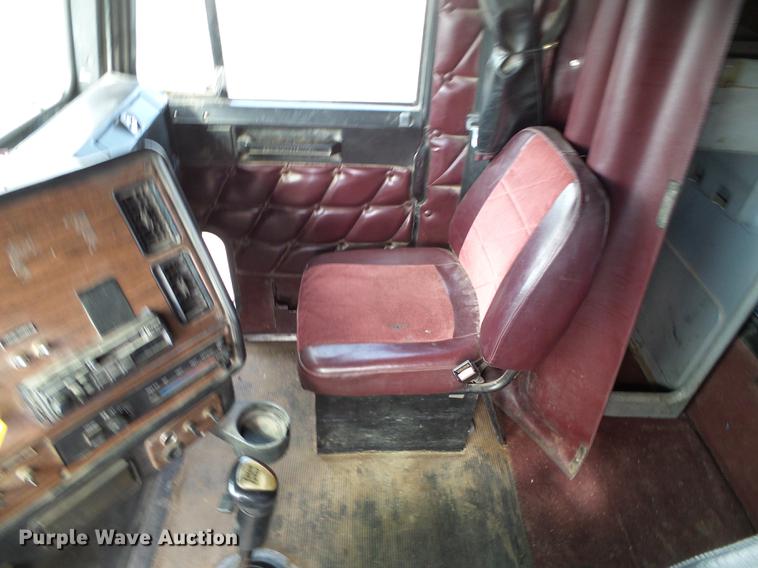 image for item DF2976 1999 Freightliner FLD semi truck