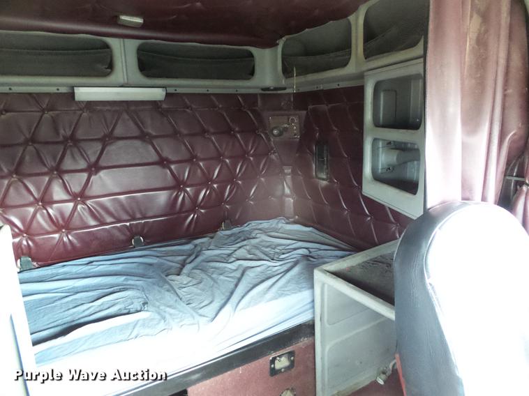 image for item DF2976 1999 Freightliner FLD semi truck