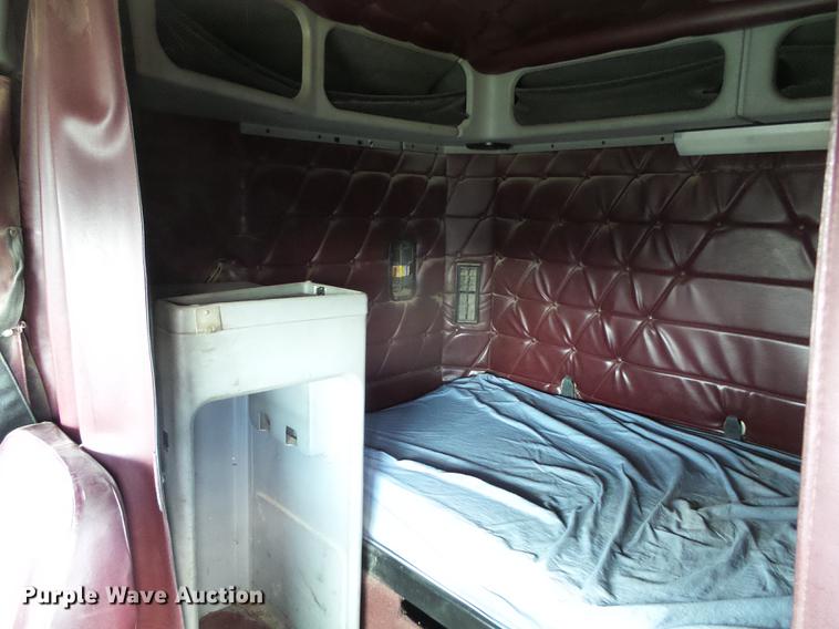 image for item DF2976 1999 Freightliner FLD semi truck