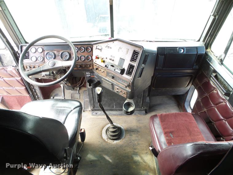 image for item DF2976 1999 Freightliner FLD semi truck