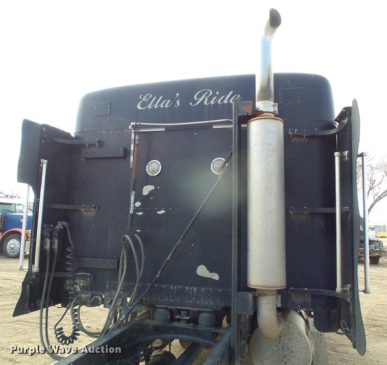 image for item DF2976 1999 Freightliner FLD semi truck