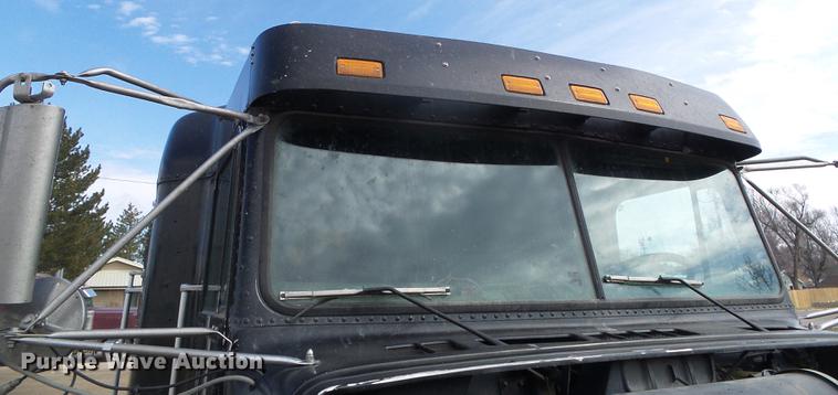 image for item DF2976 1999 Freightliner FLD semi truck