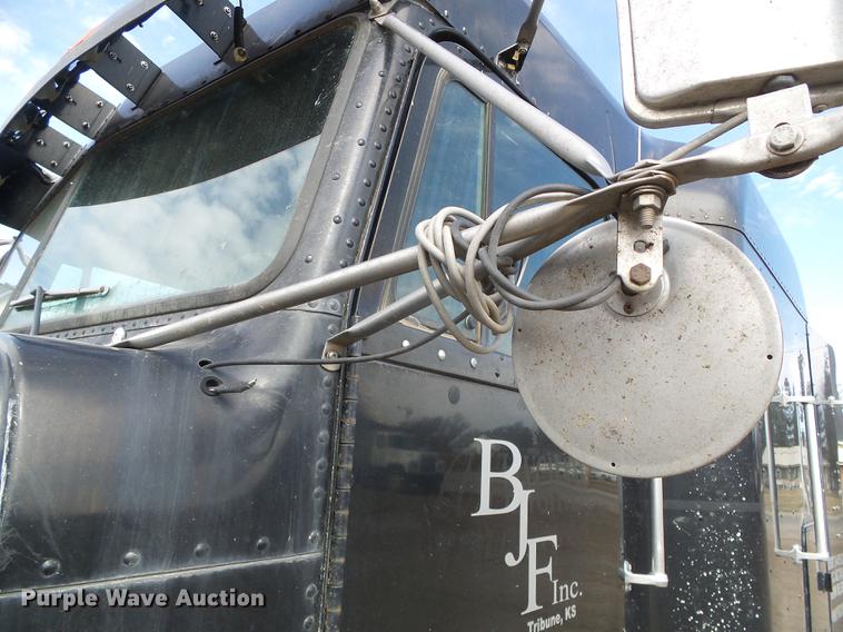 image for item DF2976 1999 Freightliner FLD semi truck