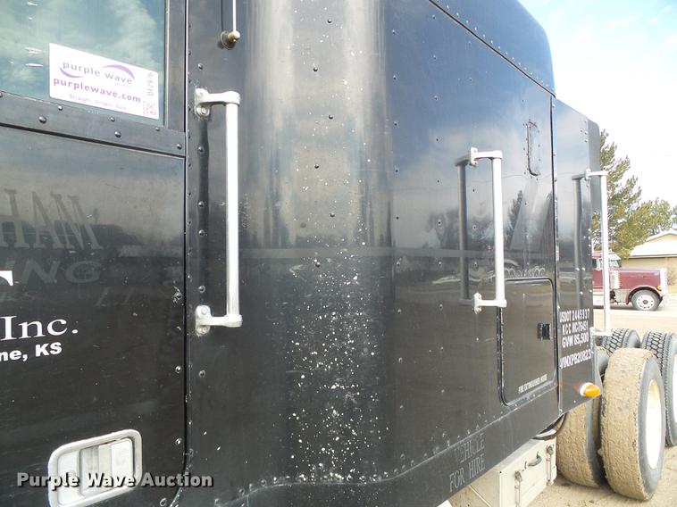 image for item DF2976 1999 Freightliner FLD semi truck