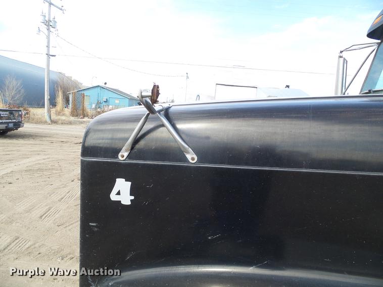 image for item DF2976 1999 Freightliner FLD semi truck