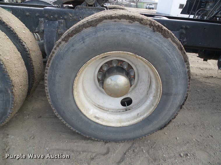 image for item DF2976 1999 Freightliner FLD semi truck