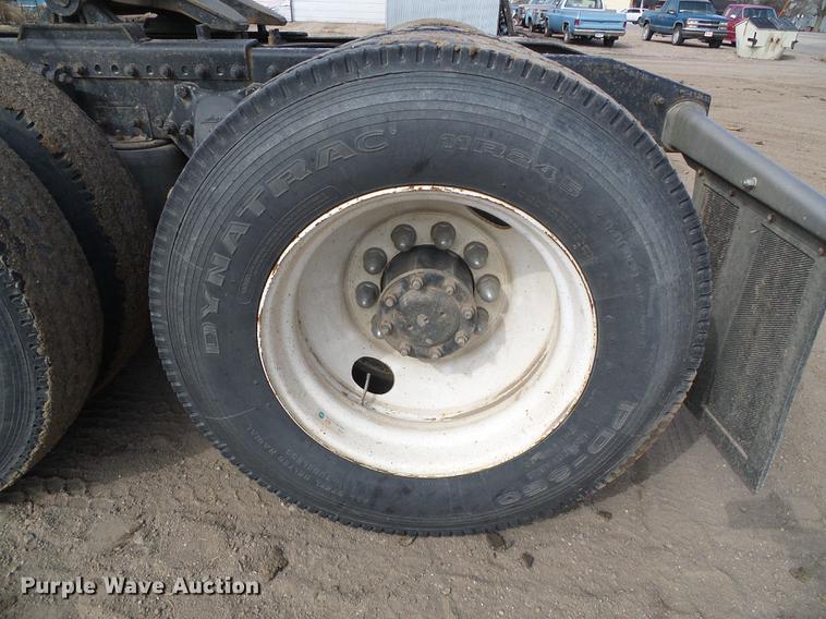 image for item DF2976 1999 Freightliner FLD semi truck