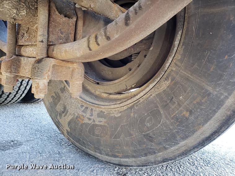 image for item DF3354 2000 Cheetah container trailer