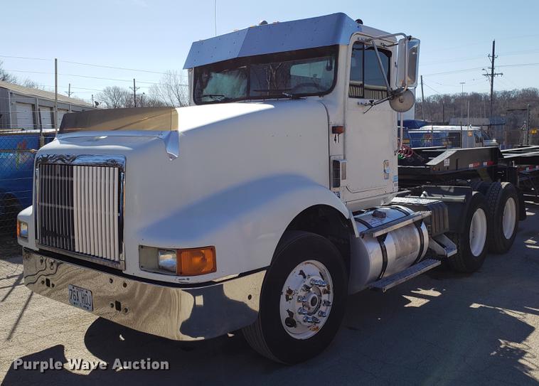 image for item DF3357 1996 International 9400 semi truck