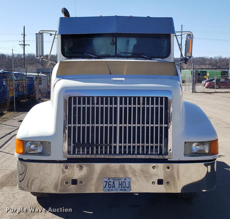 image for item DF3357 1996 International 9400 semi truck
