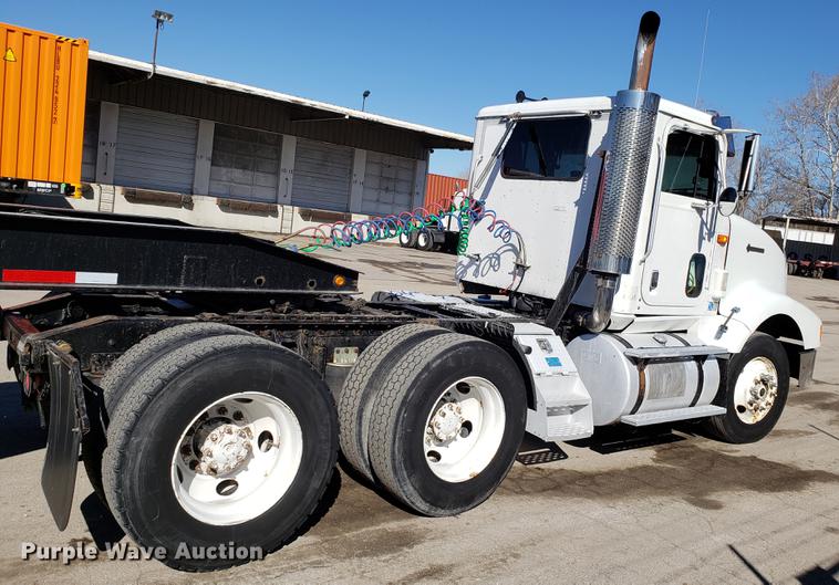 image for item DF3357 1996 International 9400 semi truck