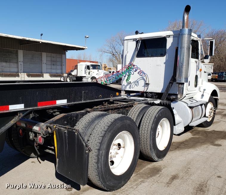 image for item DF3357 1996 International 9400 semi truck