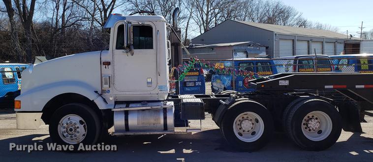 image for item DF3357 1996 International 9400 semi truck