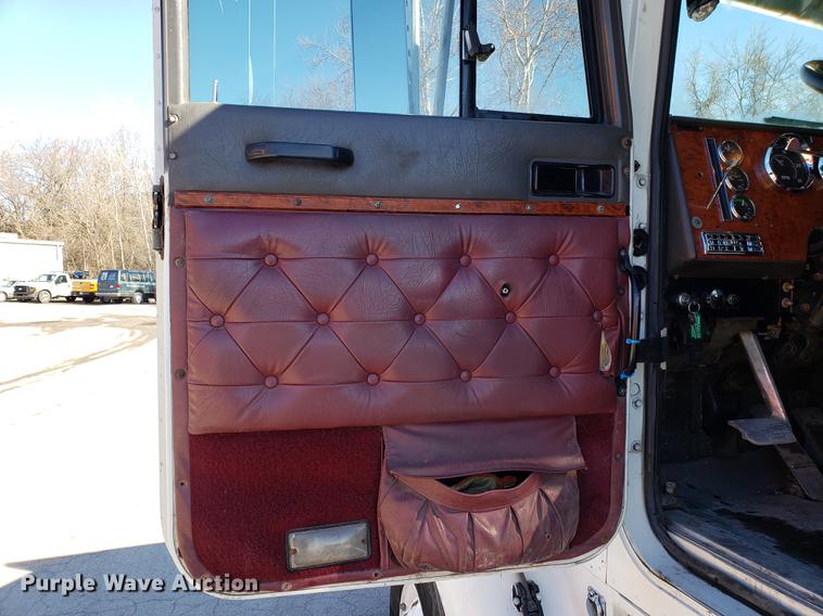 image for item DF3357 1996 International 9400 semi truck