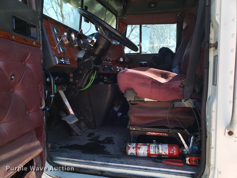 image for item DF3357 1996 International 9400 semi truck