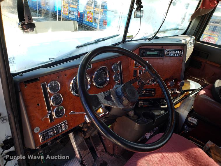 image for item DF3357 1996 International 9400 semi truck